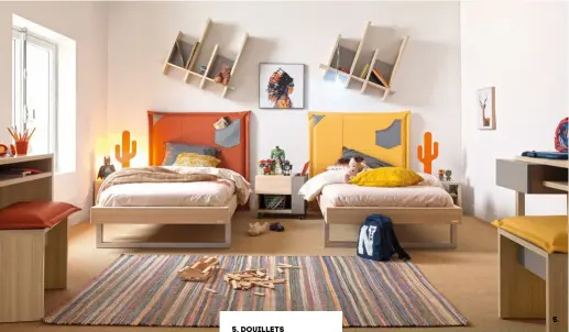  ??  ?? 5. Douillets Lits avec tête textile colorée façon coussin pour un effet cocooning. Poche avec rivets pour ranger livres ou portable. Existe avec tête de lit en bois. À partir de 549 €, « Graphic », Gautier.