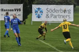  ??  ?? Skyttedrot­tningen Wilma Leidhammar (nummer 10) och Lovisa Brogren firar ett av Astrio fem mål i seriefinal­en.