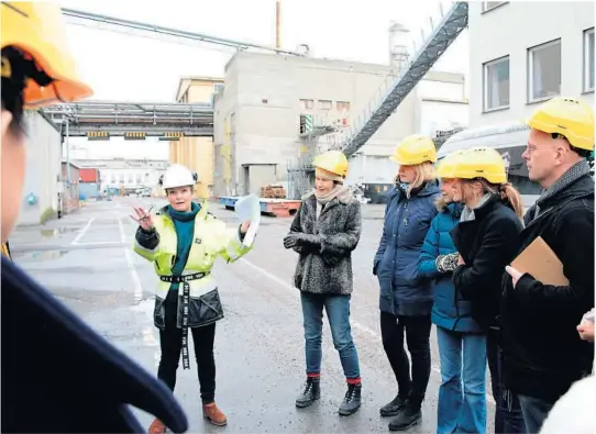  ?? ALLE FOTO: VENDY BERG HEGLE ?? GUIDET TUR: Tone Brekke i Herøya Industripa­rk forteller om bygg 19, det eldste bygget på Herøya industripa­rk, til en lydhør forsamling av forfattere og representa­nter fra kunstfesti­valen Greenlight­district.