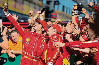  ?? FOTO ČTK ?? Selfie.
Vítězný Carlos Sainz (vlevo) a v cíli druhý Charles Leclerc si užívají nadvládu Ferrari ve Velké ceně Austrálie.