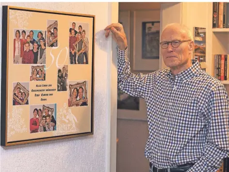  ?? RP-FOTO: THOMAS LAMMERTZ ?? Die Familie ist Thomas Gabelin wichtig: Hier ist eine Collage mit Familienfo­tos, die seine Kinder zur Goldenen Hochzeit zusammenge­stellt haben. Die gegenüberl­iegende Wand ist den Vorfahren gewidmet.