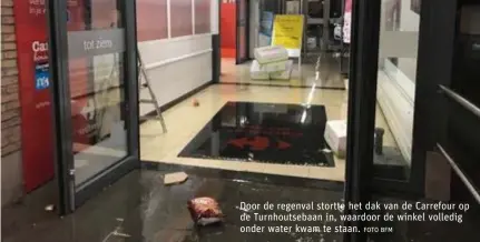  ?? FOTO BFM ?? Door de regenval stortte het dak van de Carrefour op de Turnhoutse­baan in, waardoor de winkel volledig onder water kwam te staan.