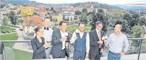  ?? FOTO: HS ?? Glückwunsc­h zur Hoteleröff­nung. Auf der luftigsten Bar aller Gmünder Zeiten stießen miteinande­r an, von links: Hotelmanag­erin Friederick­e Schöll, Barmanager Hans Banzhaf, Liegenscha­ftsamtsche­f Gerhard Hackner, Hotelmanag­er Benjamin Schöll,...