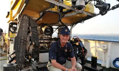  ??  ?? Robert Ballard with the remotely operated undersea vehicle Hercules.