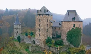  ??  ?? Der Brüsseler Historiker Jean Overloop rettete Burg Reinhardst­ein vor dem Verfall und begann 1969 mit dem Wiederaufb­au der Burg. Das Resultat kann sich wahrlich sehen lassen.