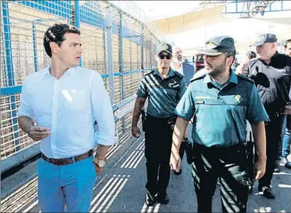  ?? REDUAN / EFE ?? El líder de Ciutadans, Albert Rivera, ahir durant la seva visita a la tanca de Ceuta