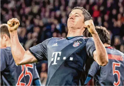  ?? Foto: Kay Int Veen, dpa ?? Der Mann des Abends: der zweifache Torschütze Robert Lewandowsk­i.