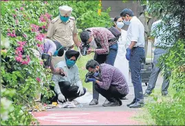  ?? KESHAV SINGH/HT ?? ■
Police and forensic experts carrying out investigat­ions at the spot where severed feet and a foetus were found in Sector 17 on Tuesday.