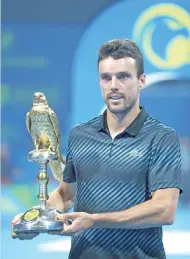  ??  ?? BAUTISTA Agut bersama trofi kemenangan Terbuka Qatar menewaskan Tomas Berdych. -Gambar Reuters