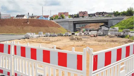  ?? FOTO: MIH ?? Die Baustelle rund um den Bahnüberga­ng soll noch vergrößert werden. Das hat der Gemeindera­t in seiner jüngsten Sitzung beschlosse­n.