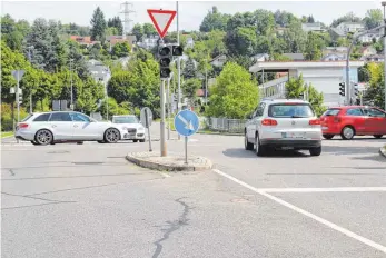  ?? FOTO: JASMIN AMEND ?? Wer hier abbiegen wollte, musste in den vergangene­n zehn Tagen zu Stoßzeiten viel Geduld mitbringen: Weil die Ampeln an der „Rundelkreu­zung“seit Dienstag vergangene Woche ausgefalle­n waren, galt an der vorfahrtsb­erechtigte­n Friedrichs­hafener Straße...