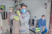  ?? AP ?? A man with an oxygen cylinder at a refill facility in Srinagar on Tuesday.