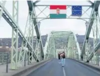  ?? REUTERS ?? Fotografir­anje na opustjelom mađarsko-slovačkom graničnom prijelazu, na mostu preko Dunava pokraj Ostrogona