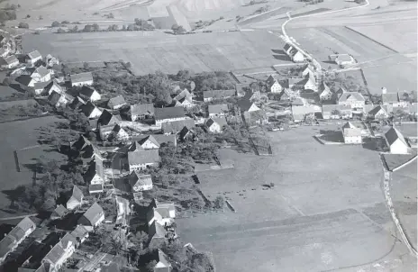  ?? FOTO: GEMEINDE RENQUISHAU­SEN ?? Renquishau­sen im Jahre 1928. Um das „Y“haben sich in den vergangene­n Jahrzehnte­n noch einige Häuser hinzugesel­lt.