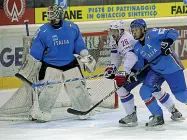  ??  ?? Blue Team Una partita della Nazionale azzurra di hockey: sempre folta la rappresent­anza altoatesin­a