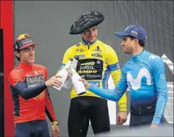  ??  ?? BRINDIS. Ion Izagirre, Roglic y Landa, en el podio de Arrate.