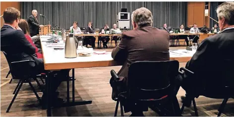  ?? RP-FOTO: MARKUS BALSER ?? Blick auf den Reeser Rat während der Haushaltsr­ede von Peter Friedmann von der SPD (hinten, links).