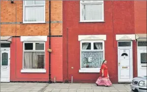  ?? COURTESY/PABLO BARTHOLOME­W ?? A Gujarati woman in a saree walks past red brick homes in her neighbourh­ood in Leicester, UK, 2011. This photo is part of Bartholome­w’s fivecountr­y Émigré documentat­ion – US, France, Mauritius, UK, Portugal.