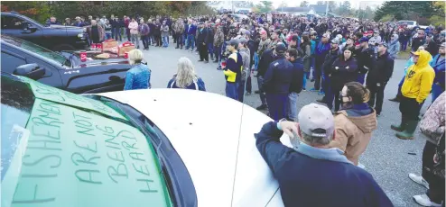  ?? Joh Morris / the cana dian press ?? Citizens attend a rally outside the Department of Fisheries and Oceans office in Barrington
Passage, N. S., on Monday to protest against First Nations fishing in the Bay of Fundy.