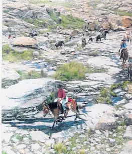  ?? (GENTILEZA ASOCIACIÓN CULTURAL LA VUELTA DEL GUERRERO) ?? Por sus huellas. Senderos que transitó el Cura Gaucho en su vida de servicio al prójimo.