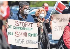  ?? FOTO: MENGEDOHT ?? Viele Protesttei­lnehmer zeigten bei der Demo Plakate mit ihren Forderunge­n.