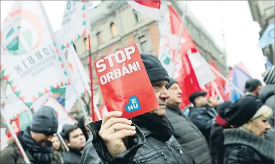  ?? BERNADETT SZABO / REUTERS ?? Imagen parcial de la manifestac­ión de ayer en Budapest contra la política del primer ministro Viktor Orbán