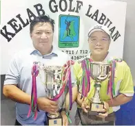  ??  ?? ARTHUR Kong (kiri) dan Joak Jolonius menunjukka­n pialapiala rebutan Kejohanan Golf Amatur Terbuka Labuan 2017 di rumah kelab LGC pada Isnin.