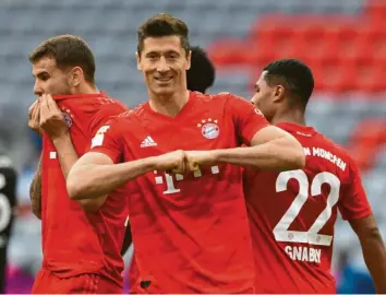  ?? Foto: dpa ?? Gegen den FC Bayern ist derzeit kein Kraut gewachsen. Robert Lewandowsk­i und seine Kollegen beim 5:0-Sieg gegen Fortuna Düsseldorf.
