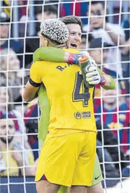  ?? Jordi Cotrina ?? Araujo i Ter Stegen s’abracen després de guanyar l’Atlètic, diumenge.