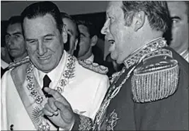  ??  ?? MILITAR Y REPRESOR. Perón con el paraguayo Strossner y con militares argentinos, entre ellos Massera. Una de sus primeras aparicione­s en 1974 con el uniforme que había dejado de usar. Y con Pinochet.