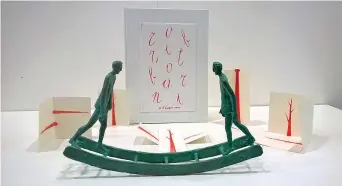  ??  ?? Una scultura di Roberto Barni (2018) e sullo sfondo il volume delle Edizioni Colophon con le sue cinque incisioni