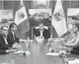  ??  ?? Donan. El Gobernador se reunió con representa­ntes del BDAN, quienes entregaron los camiones.