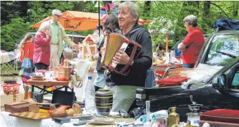  ?? FOTO: ARCHIV/ FUTTERER ?? Der Flohmarkt im Park in Inzigkofen ist ein Anziehungs­punkt für viele Gäste aus der Region.