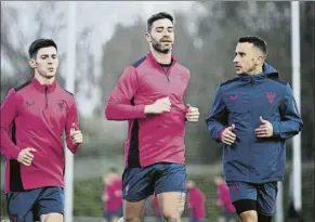  ?? FOTO: JUAN ECHEVERRÍA ?? Al trote
Imanol y Yeray corren junto a Berenguer por Lezama