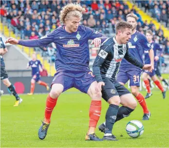  ?? FOTO: PETER SCHLIPF ?? Luca Schnellber­ger (rechts) und der VfR haben sich gegen Werder Bremen II durchgeset­zt.