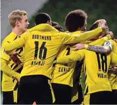  ??  ?? JUGADORES Del Dortmund festejan un gol