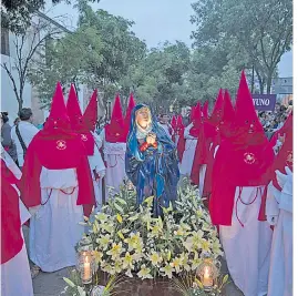  ?? ?? RELIGIÓN. Miles de espectador­es, entre fieles, morelianos y turistas, forman parte de la Procesión del Silencio en Morelia.