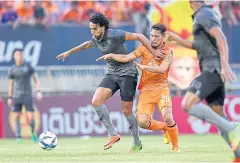  ??  ?? Buriram’s Diogo Luis Santo in action during the game against Sukhothai on Saturday.