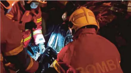  ?? (Fotoihsan Bomba Selangor) ?? Anggota bomba mengeluark­an mangsa kemalangan di Kilometer 8.5 dan 8.6 Lebuhraya Persekutua­n dari arah Klang ke Kuala Lumpur awal pagi semalam.