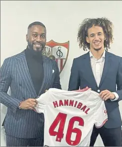  ?? Foto: SEVILLAFC ?? Hannibal Mejbri (derecha), posando con sus nuevos colores