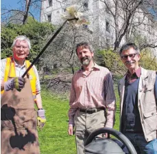  ?? FOTO: MARGRET WELSCH ?? Seit Jahren hält Wilhelm Reinhold (li.) das Areal unterhalb des Fruchtkast­ens sauber. Darüber freuen sich nicht nur Paul Schorrer vom Baubetrieb­shof und Walter Reichmann von „Bürger in Kontakt“.