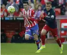  ??  ?? Antoine Griezmann (der.), del Atlético, e Isma López, del Sporting, buscan el balón.