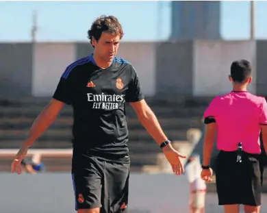  ?? ERASMO FENOY ?? Raúl González, entrenador del Real Madrid Castilla, en La Línea.