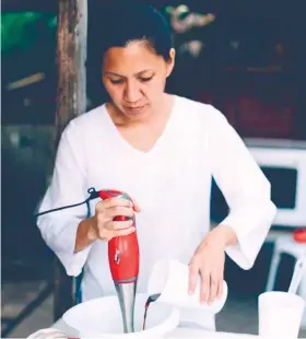  ?? CONTRIBUTE­D FOTO ?? SAFE IN HOUSEHOLDS. Kirsten Moreen Cavada creates a soap product devoid of chemicals that may be harmful to the body. The soap is going out to homes through online business Apron Strings Handmade Soap.