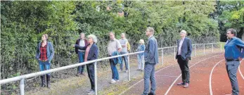  ?? FOTO: ELISABETH SOMMER ?? Zu nah an den Laufbahnen stehen im Erbacher Stadion die Bäume. Das führt zu Nässe und Verschmutz­ung und soll nun durch Fällungen eingedämmt werden.