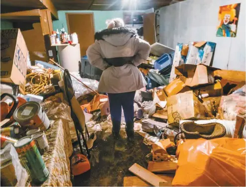  ?? RENAUD PHILIPPE LE DEVOIR ?? Une amie de Jocelyn Vandal, l’un des sinistrés de Québec, constate les dégâts au sous-sol de la demeure inondée.