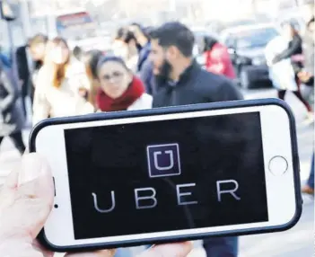  ??  ?? ► Uber es una de las aplicacion­es móviles que operan en Chile.