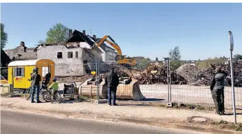  ?? FOTO: UDO TEIFEL ?? Der Abriss der alten Norma-Gebäude lockt viele Zuschauer an. Vor allem Kinder beobachten genau, was sich da auf der Baustelle tut.