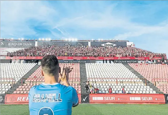  ?? FOTO: PERE PUNTÍ ?? Álex Granell agradece el apoyo de los 1.500 aficionado­s que se desplazaro­n al Nou Estadi El Girona necesita un punto para ser equipo de Primera