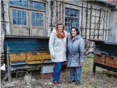  ?? Foto: Ulrich Sorg ?? Maria Mayer zusammen mit ihrer Schwiegert­ochter Andrea Mayer in ihrem Bienen garten um die alte Schreinere­i beim „Klopferle“.